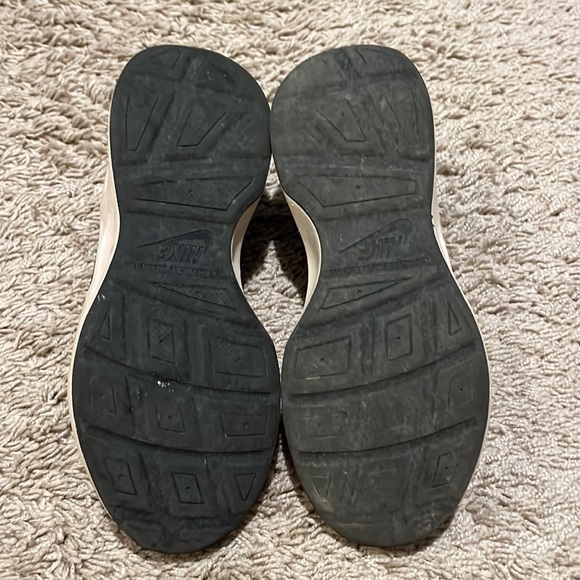 Girls 3.5 Nike sneakers running shoes - Picture 2 of 4